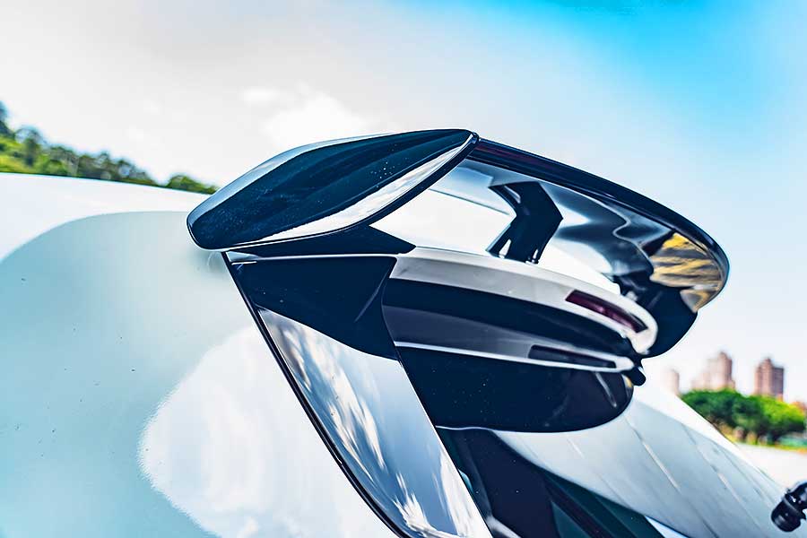 時至今日，四缸渦輪、四輪驅動，300匹、250萬已成固定菜式，端看各家調味與掌杓火候。