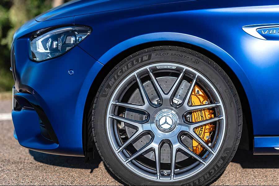 就是要大鳴大放，太收斂就不叫AMG了。