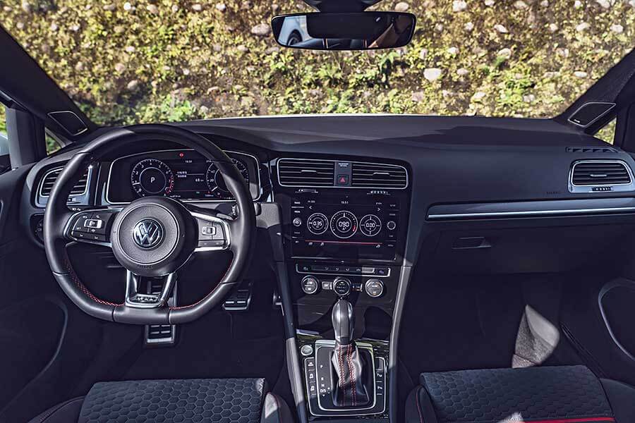 Golf GTI依舊保有王者風範，怪只怪在新進Focus ST太強，該呼叫八代目GTI了嗎？