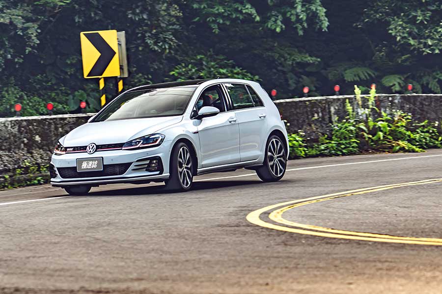 Golf GTI依舊保有王者風範，怪只怪在新進Focus ST太強，該呼叫八代目GTI了嗎？