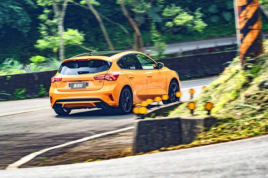 Golf GTI依舊保有王者風範，怪只怪在新進Focus ST太強，該呼叫八代目GTI了嗎？