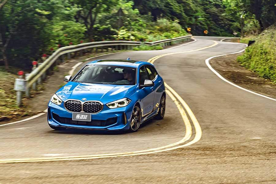 當然這也關係到個人喜好和駕駛風格的領域，缺乏客觀標準之下，編輯部的每位成員都必須列舉每部車的優點及缺點，嘗試從這些點去找出共識後，答案便呼之欲出。