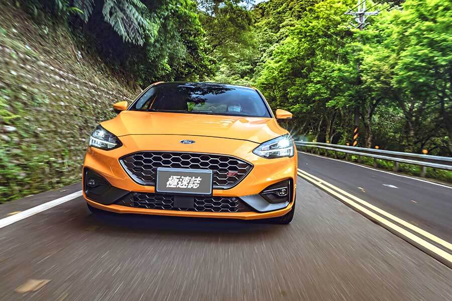 當然這也關係到個人喜好和駕駛風格的領域，缺乏客觀標準之下，編輯部的每位成員都必須列舉每部車的優點及缺點，嘗試從這些點去找出共識後，答案便呼之欲出。