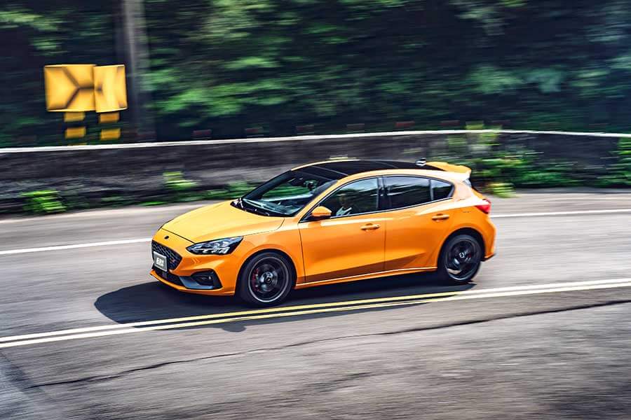 當然這也關係到個人喜好和駕駛風格的領域，缺乏客觀標準之下，編輯部的每位成員都必須列舉每部車的優點及缺點，嘗試從這些點去找出共識後，答案便呼之欲出。