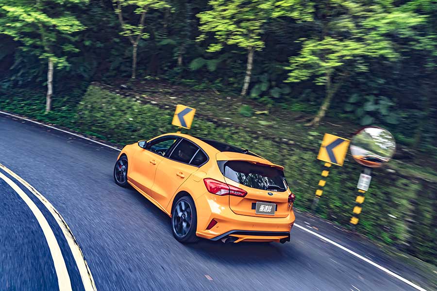 當然這也關係到個人喜好和駕駛風格的領域，缺乏客觀標準之下，編輯部的每位成員都必須列舉每部車的優點及缺點，嘗試從這些點去找出共識後，答案便呼之欲出。