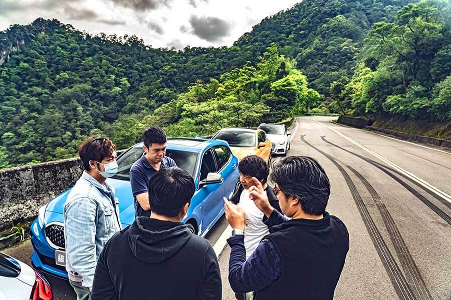 當然這也關係到個人喜好和駕駛風格的領域，缺乏客觀標準之下，編輯部的每位成員都必須列舉每部車的優點及缺點，嘗試從這些點去找出共識後，答案便呼之欲出。