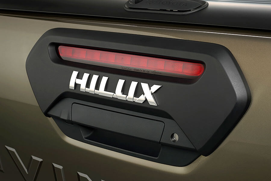 hilux-11 就算穿上帥氣新裝,Toyota Hilux五十多年來的硬漢性格依舊無法掩藏。