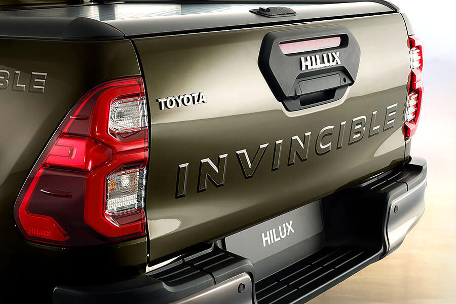 hilux-12 就算穿上帥氣新裝,Toyota Hilux五十多年來的硬漢性格依舊無法掩藏。