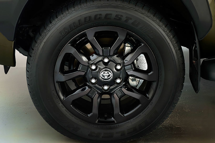 hilux-13 就算穿上帥氣新裝,Toyota Hilux五十多年來的硬漢性格依舊無法掩藏。