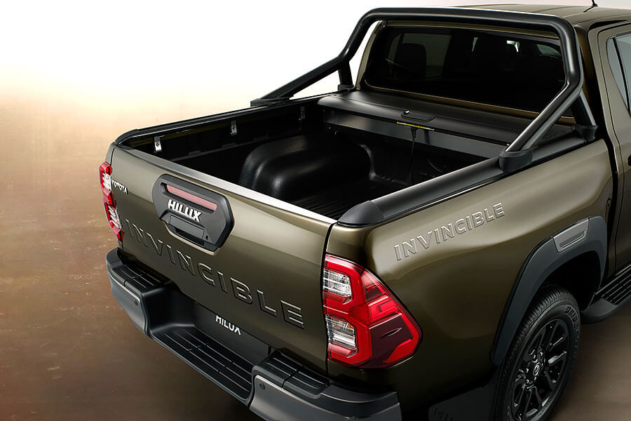 hilux-16 就算穿上帥氣新裝,Toyota Hilux五十多年來的硬漢性格依舊無法掩藏。