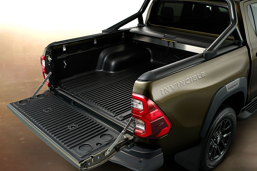 hilux-17 就算穿上帥氣新裝,Toyota Hilux五十多年來的硬漢性格依舊無法掩藏。