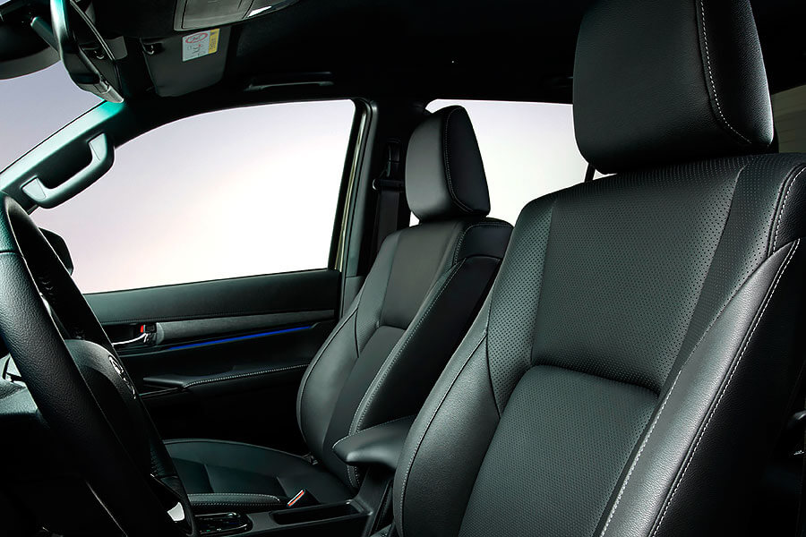 hilux-22 就算穿上帥氣新裝,Toyota Hilux五十多年來的硬漢性格依舊無法掩藏。