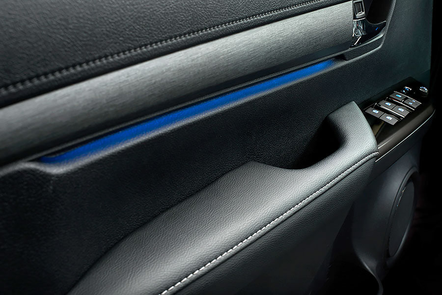 hilux-24 就算穿上帥氣新裝,Toyota Hilux五十多年來的硬漢性格依舊無法掩藏。