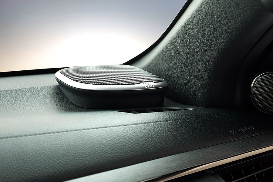 hilux-25 就算穿上帥氣新裝,Toyota Hilux五十多年來的硬漢性格依舊無法掩藏。