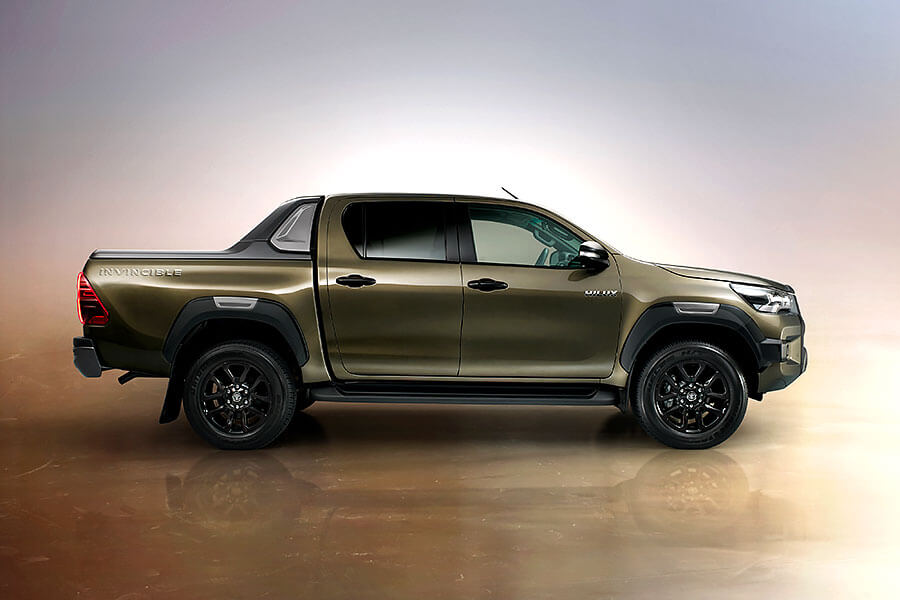 hilux-3 就算穿上帥氣新裝,Toyota Hilux五十多年來的硬漢性格依舊無法掩藏。