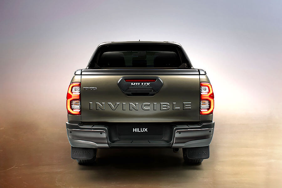 hilux-5 就算穿上帥氣新裝,Toyota Hilux五十多年來的硬漢性格依舊無法掩藏。