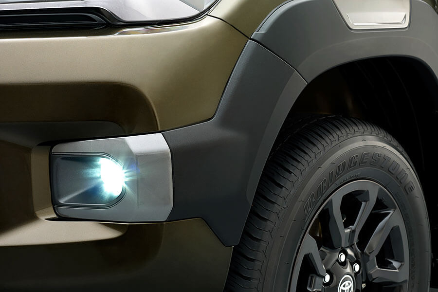 hilux-9 就算穿上帥氣新裝,Toyota Hilux五十多年來的硬漢性格依舊無法掩藏。