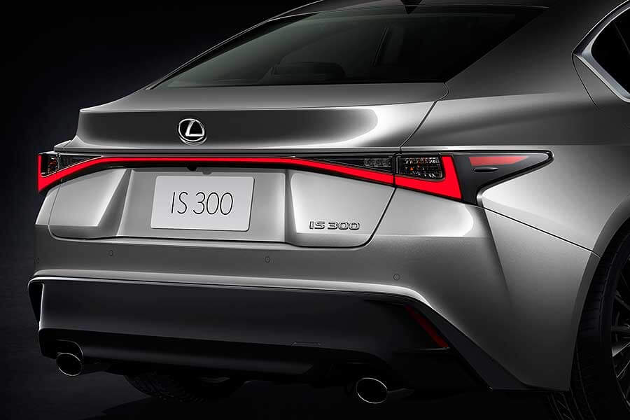 is-8 苦追對手20個年頭,2021年新改款IS真的要認真了。