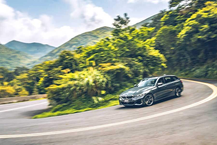 源源不絕的後勁輸出配上相對凌厲的下盤軀幹，坐在上頭不自覺地有句話在我腦海餘音繞樑，那就是甩下去~~甩下去~~恐怖吶~~