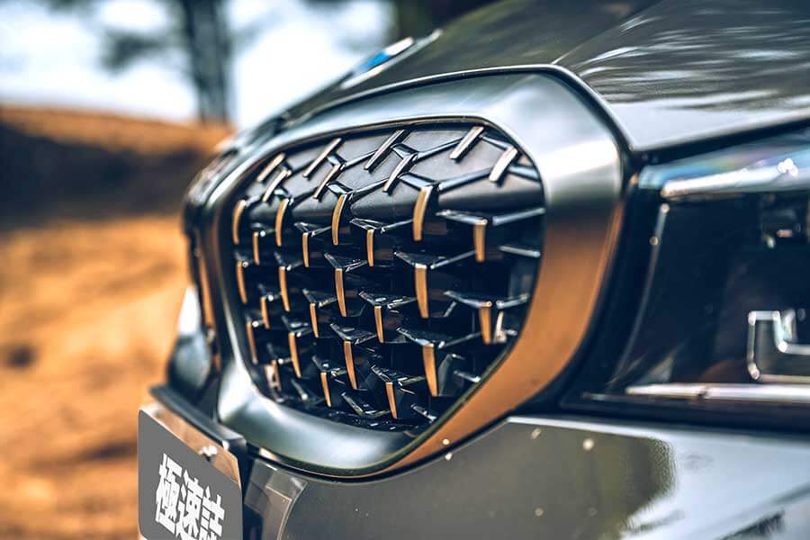 源源不絕的後勁輸出配上相對凌厲的下盤軀幹，坐在上頭不自覺地有句話在我腦海餘音繞樑，那就是甩下去~~甩下去~~恐怖吶~~