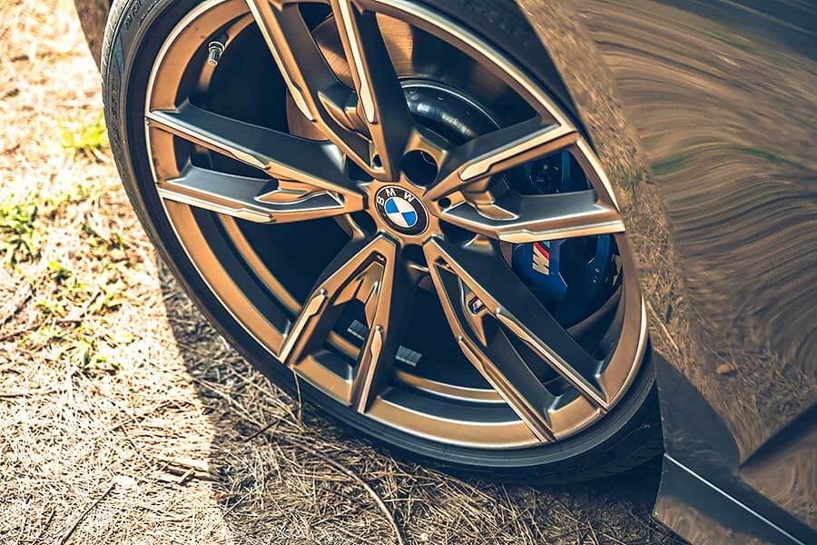 源源不絕的後勁輸出配上相對凌厲的下盤軀幹，坐在上頭不自覺地有句話在我腦海餘音繞樑，那就是甩下去~~甩下去~~恐怖吶~~