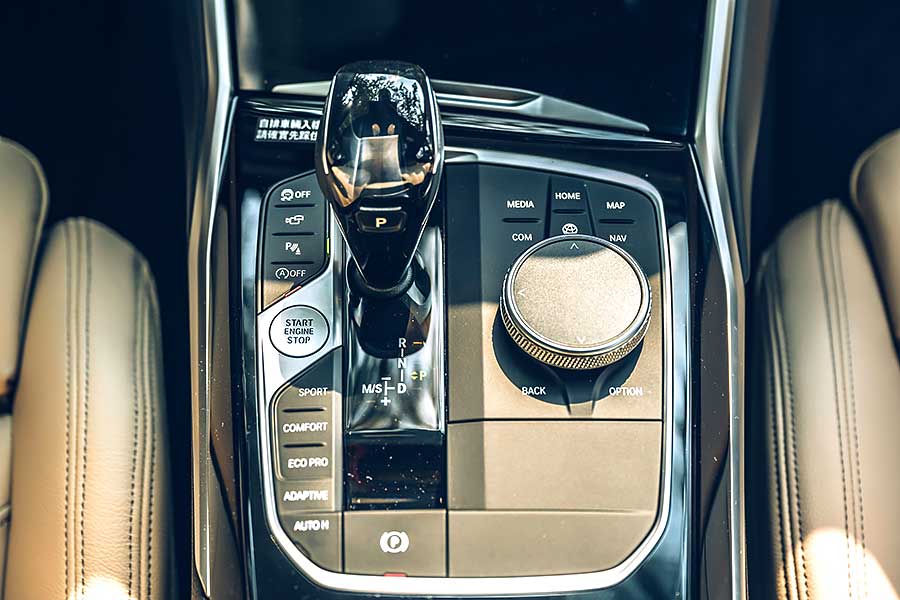 源源不絕的後勁輸出配上相對凌厲的下盤軀幹，坐在上頭不自覺地有句話在我腦海餘音繞樑，那就是甩下去~~甩下去~~恐怖吶~~