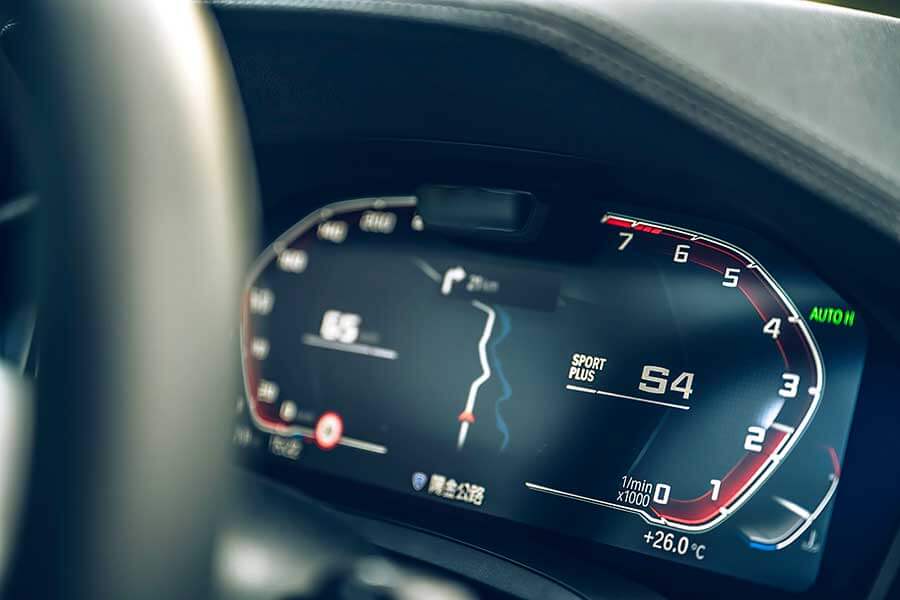 源源不絕的後勁輸出配上相對凌厲的下盤軀幹，坐在上頭不自覺地有句話在我腦海餘音繞樑，那就是甩下去~~甩下去~~恐怖吶~~