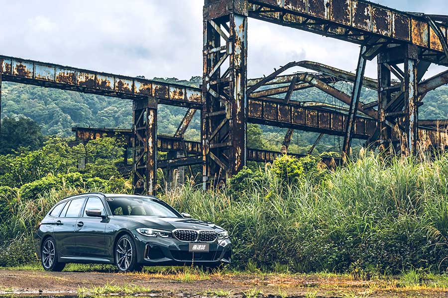 源源不絕的後勁輸出配上相對凌厲的下盤軀幹，坐在上頭不自覺地有句話在我腦海餘音繞樑，那就是甩下去~~甩下去~~恐怖吶~~