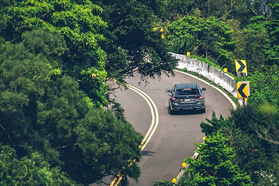 源源不絕的後勁輸出配上相對凌厲的下盤軀幹，坐在上頭不自覺地有句話在我腦海餘音繞樑，那就是甩下去~~甩下去~~恐怖吶~~