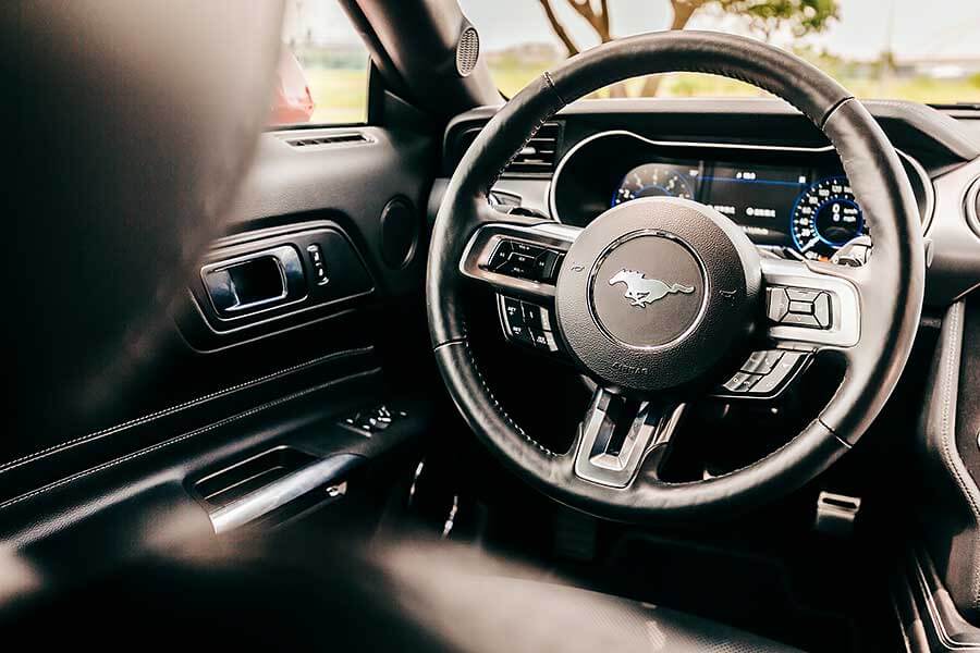 mustang55-13 將近一甲生涯的福特野馬,廠家在55周年加值推出了黑影限量套裝,除了增添幾分顏值外,內裏那套B&O更深得我心吶。