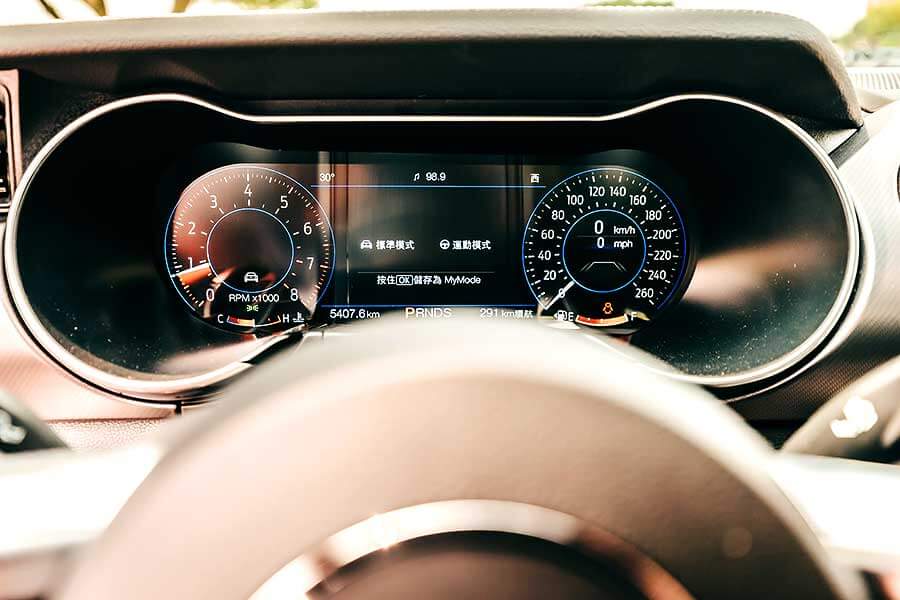 mustang55-14 將近一甲生涯的福特野馬,廠家在55周年加值推出了黑影限量套裝,除了增添幾分顏值外,內裏那套B&O更深得我心吶。