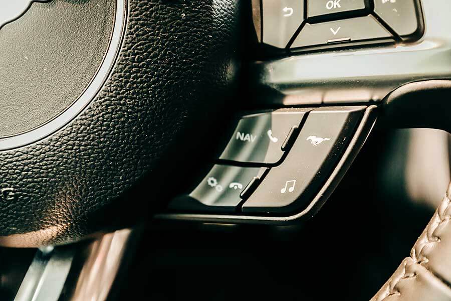 mustang55-15 將近一甲生涯的福特野馬,廠家在55周年加值推出了黑影限量套裝,除了增添幾分顏值外,內裏那套B&O更深得我心吶。