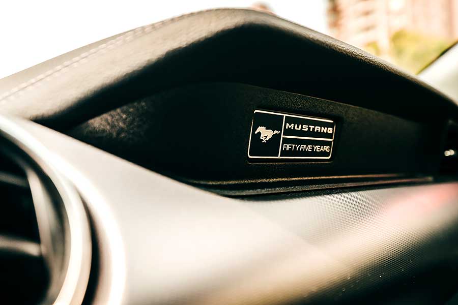 mustang55-16 將近一甲生涯的福特野馬,廠家在55周年加值推出了黑影限量套裝,除了增添幾分顏值外,內裏那套B&O更深得我心吶。