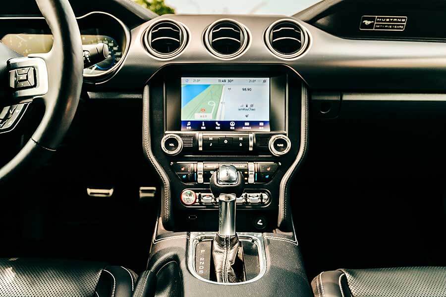 mustang55-17 將近一甲生涯的福特野馬,廠家在55周年加值推出了黑影限量套裝,除了增添幾分顏值外,內裏那套B&O更深得我心吶。