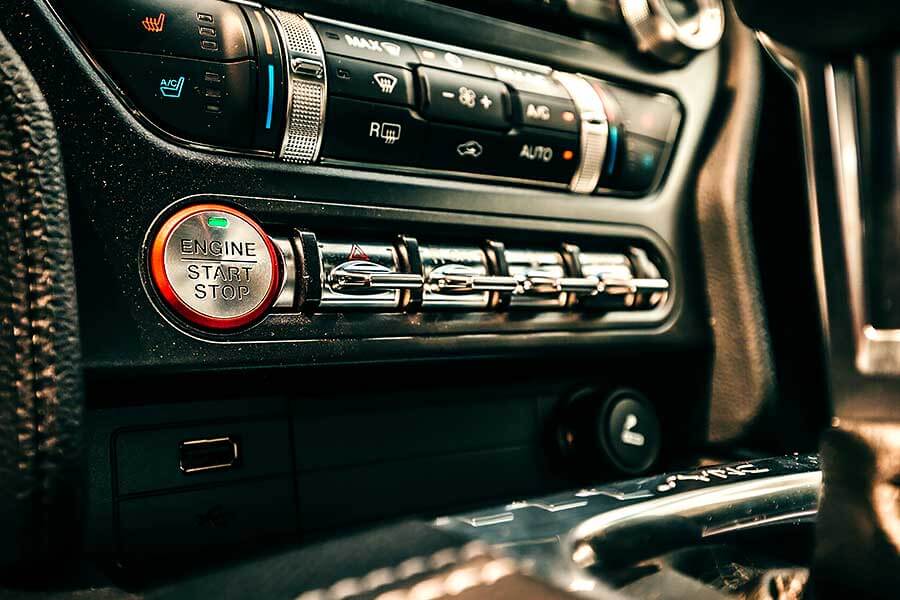 mustang55-18 將近一甲生涯的福特野馬,廠家在55周年加值推出了黑影限量套裝,除了增添幾分顏值外,內裏那套B&O更深得我心吶。