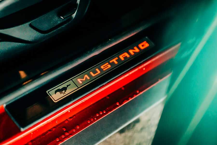 mustang55-21 將近一甲生涯的福特野馬,廠家在55周年加值推出了黑影限量套裝,除了增添幾分顏值外,內裏那套B&O更深得我心吶。