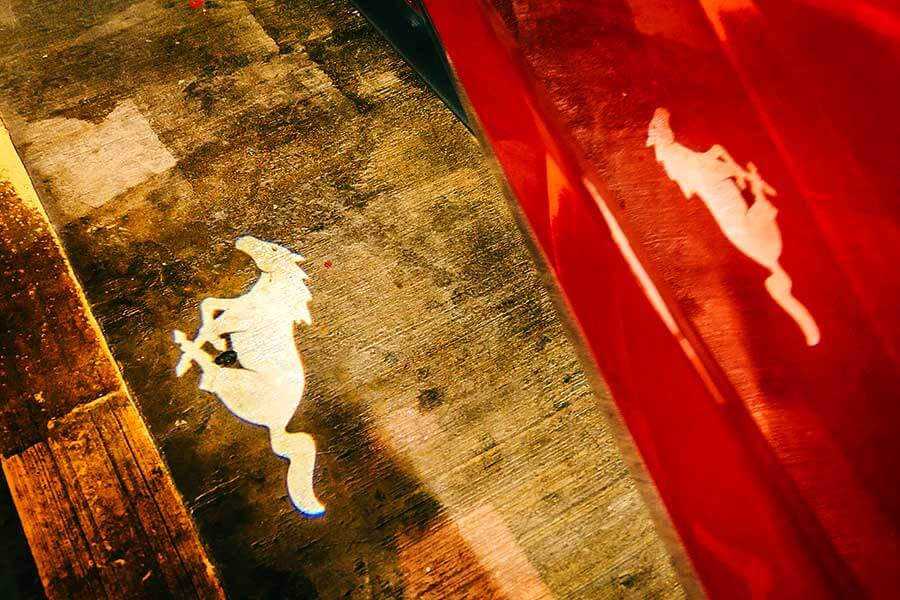 mustang55-22 將近一甲生涯的福特野馬,廠家在55周年加值推出了黑影限量套裝,除了增添幾分顏值外,內裏那套B&O更深得我心吶。