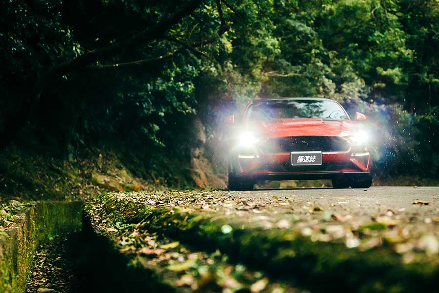 mustang55-26 將近一甲生涯的福特野馬,廠家在55周年加值推出了黑影限量套裝,除了增添幾分顏值外,內裏那套B&O更深得我心吶。