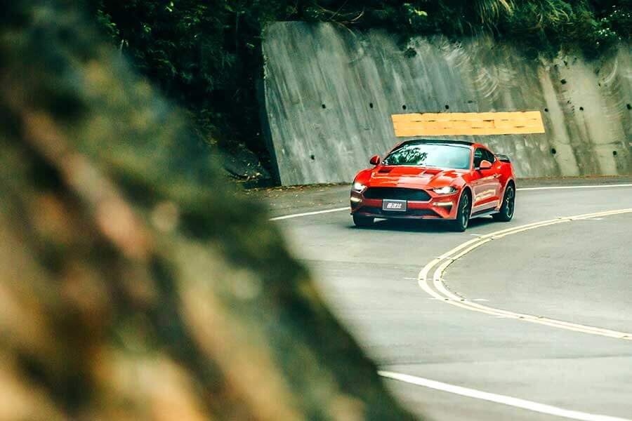 mustang55-27 將近一甲生涯的福特野馬,廠家在55周年加值推出了黑影限量套裝,除了增添幾分顏值外,內裏那套B&O更深得我心吶。