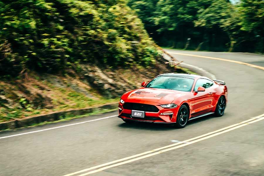 mustang55-29 將近一甲生涯的福特野馬,廠家在55周年加值推出了黑影限量套裝,除了增添幾分顏值外,內裏那套B&O更深得我心吶。