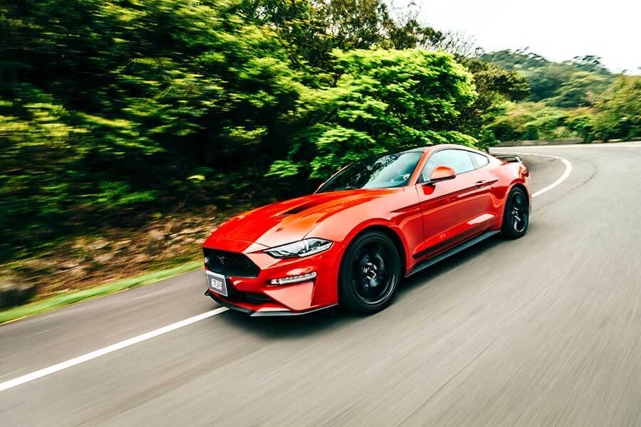 mustang55-30 將近一甲生涯的福特野馬,廠家在55周年加值推出了黑影限量套裝,除了增添幾分顏值外,內裏那套B&O更深得我心吶。