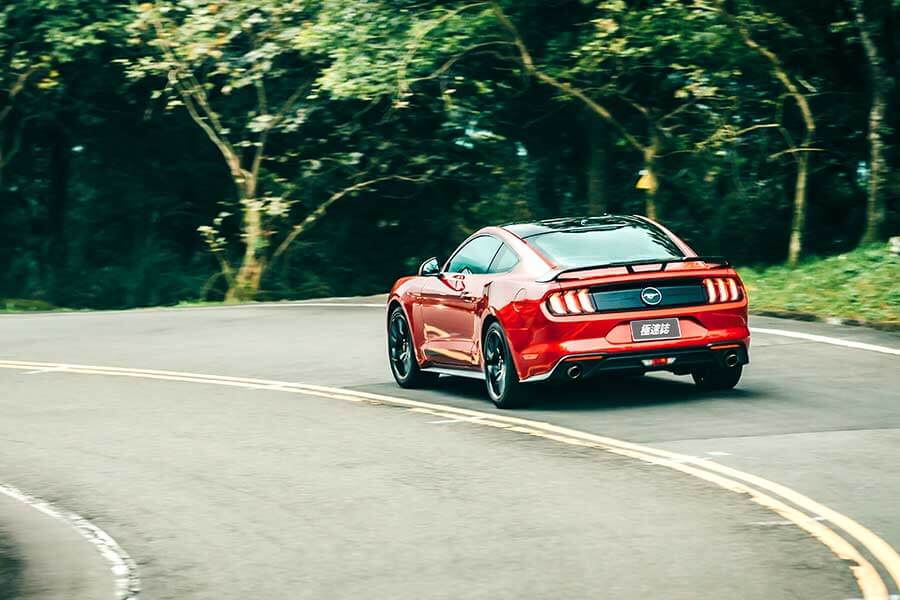 mustang55-31 將近一甲生涯的福特野馬,廠家在55周年加值推出了黑影限量套裝,除了增添幾分顏值外,內裏那套B&O更深得我心吶。