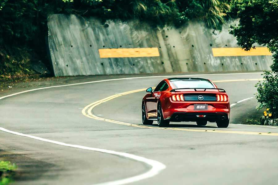 mustang55-32 將近一甲生涯的福特野馬,廠家在55周年加值推出了黑影限量套裝,除了增添幾分顏值外,內裏那套B&O更深得我心吶。