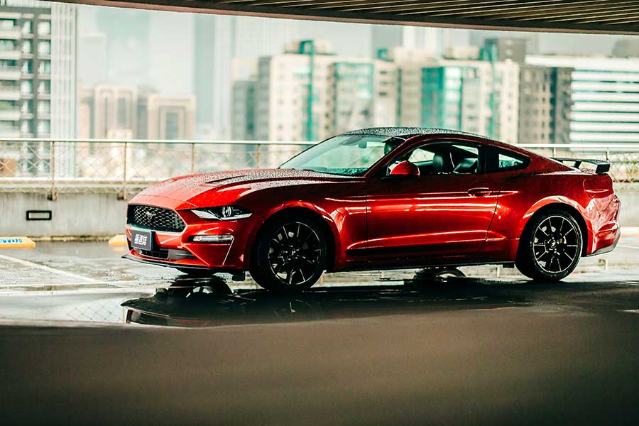 mustang55-8 將近一甲生涯的福特野馬,廠家在55周年加值推出了黑影限量套裝,除了增添幾分顏值外,內裏那套B&O更深得我心吶。