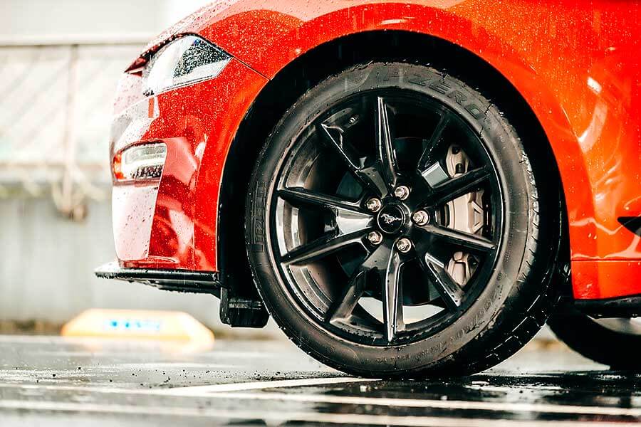 mustang55-9 將近一甲生涯的福特野馬,廠家在55周年加值推出了黑影限量套裝,除了增添幾分顏值外,內裏那套B&O更深得我心吶。