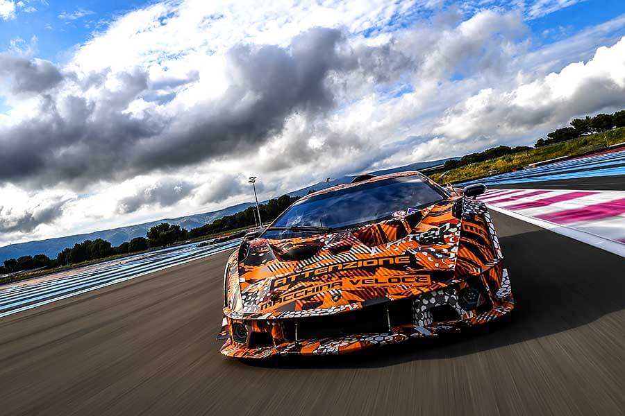 全賽道導向空力設計,加上史上最強V12,這就是來自波隆那的終極兵器。