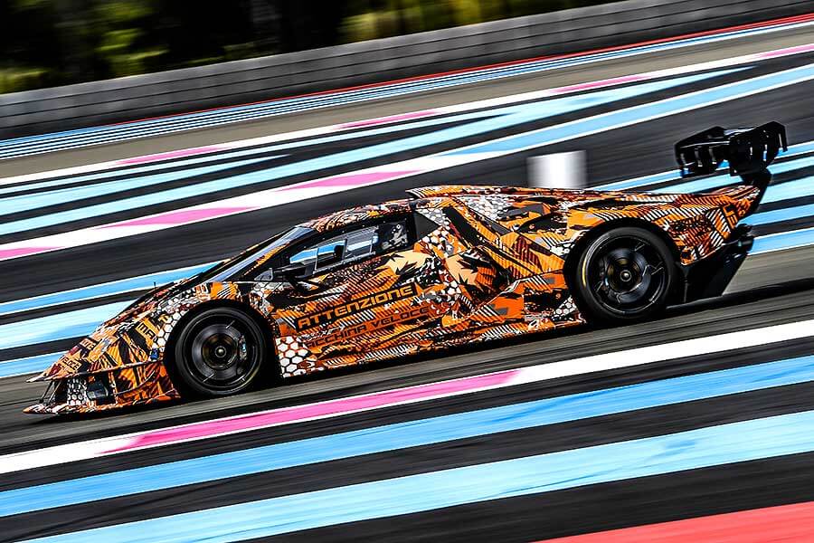 全賽道導向空力設計,加上史上最強V12,這就是來自波隆那的終極兵器。