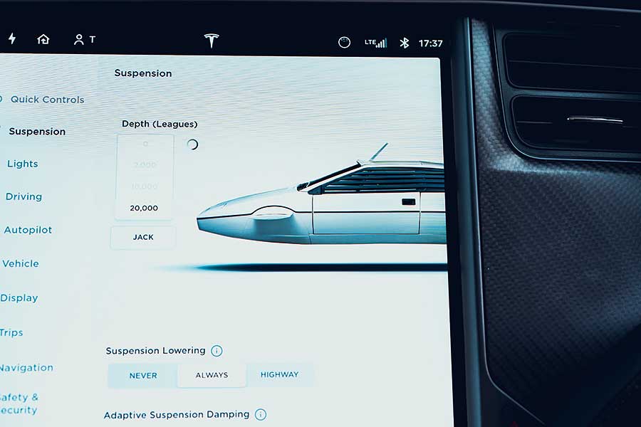 Tesla為快到荒唐的電動車鋪平了路，但保時捷自認能夠為這種荒唐速度注入一些上乘操控功夫。歡迎歡迎，歡迎大家觀看EV爭霸戰。