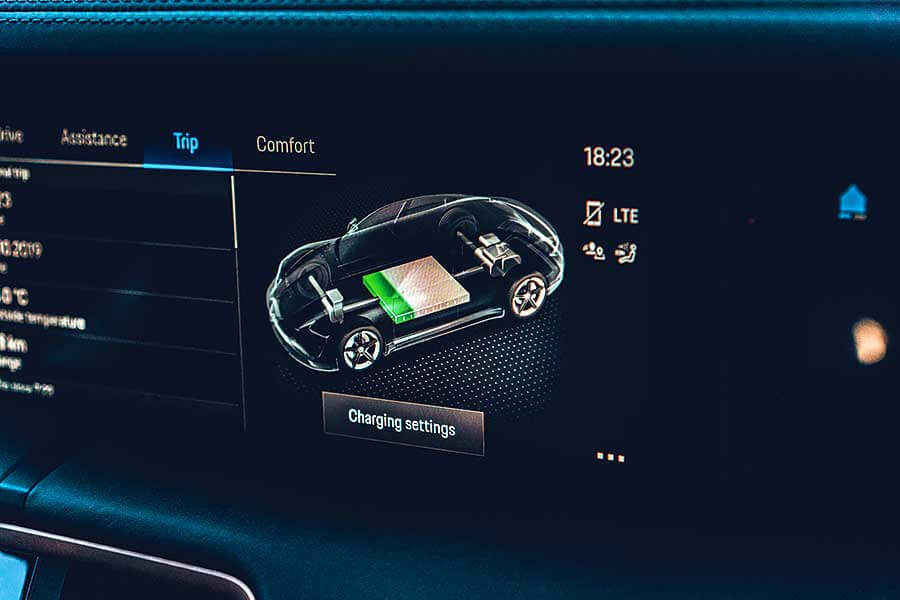 Tesla為快到荒唐的電動車鋪平了路，但保時捷自認能夠為這種荒唐速度注入一些上乘操控功夫。歡迎歡迎，歡迎大家觀看EV爭霸戰。