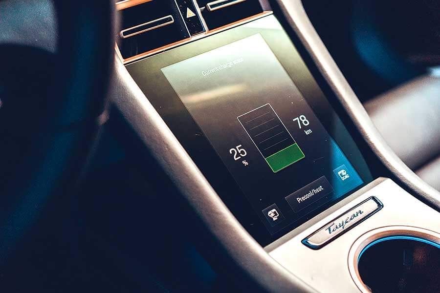 Tesla為快到荒唐的電動車鋪平了路，但保時捷自認能夠為這種荒唐速度注入一些上乘操控功夫。歡迎歡迎，歡迎大家觀看EV爭霸戰。